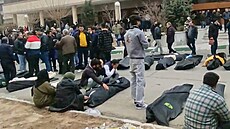 Pálení fotky A. Khameneiho protestujícími 