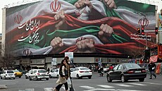 Plakát v Teheránu hlásající �Írán je ná� domov.� (13. ledna 2026)