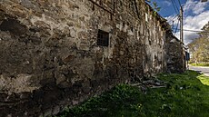 Fotografie z dubna 2024 dokazuje, jak v zubo�eném  stavu svinovská sýpka byla....