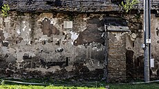 Fotografie z dubna 2024 dokazuje, jak v zubo�eném  stavu svinovská sýpka byla....