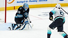 Branká� Utahu Karel Vejmelka zasahuje proti �anci Shanea Wrighta ze Seattlu.