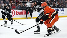 Obránce Anaheimu Radko Gudas stíhá Joela Armiu z Los Angeles.