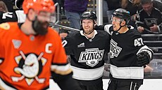 Hokejisté Los Angeles se radují z gólu proti Anaheimu.