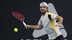 Tomá� Machá� se nap�ahuje k úderu b�hem finále v Adelaide.