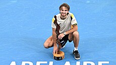 Tomá� Machá� pózuje s trofejí pro vít�ze turnaje v Adelaide.