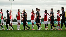 Fotbalisté Slavie se zdraví s hrá�i Bergenu p�ed za�átkem p�ípravného zápasu.