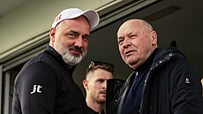 Trenér Slavie Jind�ich Trpi�ovský hovo�í s trenérem �eské reprezentace...