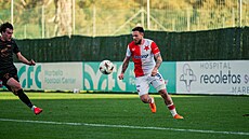 Vasil Ku�ej ze Slavie kontroluje balon v p�ípravném zápase proti Bergenu.