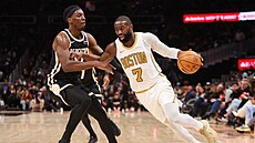 Jaylen Brown z Bostonu postupuje s balonem, brání ho Onyeka Okongwu z Atlanty.