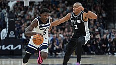 Anthony Edwards (vlevo) z Minnesoty se sna�í projít kolem Keldona Johnsona ze...