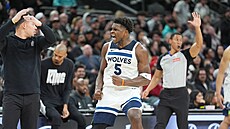 Anthony Edwards z Minnesoty b�hem utkání proti San Antoniu.