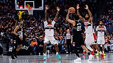 Jamal Murray (s balonem) z Denveru hledá n�kterého ze spoluhrá�� pro p�ihrávku...