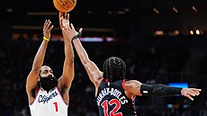 James Harden (vlevo) z Los Angeles Clippers zakon�uje b�hem utkání proti...