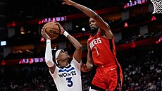 Jaden McDaniels z Minnesoty (vlevo) se sna�í prosadit p�es Kevina Duranta z...