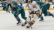 Tomá� Hertl si hlídá puk p�ed napadajícím Macklinem Celebrinim.