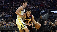 Vít Krej�í nají�dí do ko�e p�es pivota Quintena Posta.