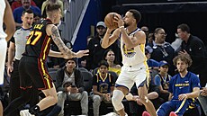 Vít Krej�í dobíhá st�elce Stephena Curryho.