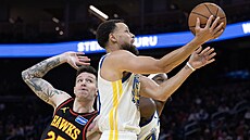 Vít Krej�í se sna�í zabránit nájezdu Stephena Curryho.