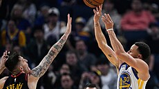 Stephen Curry st�ílí p�es Víta Krej�ího.
