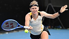 Marie Bouzková se natahuje po mí�ku v 1. kole turnaje v Adelaide.