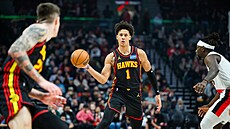 Jalen Johnson posílá p�ihrávku na Víta krej�ího.