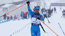 Ital Tommaso Giacomel triumfem ve stíhacím závod� zavr�uje vít�zný hattrick.