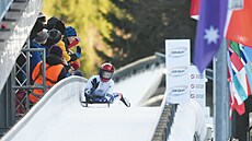 Anna Fernstädtová po dojezdu zdraví fanou�ky.