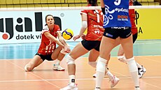 Sme�a�ka volejbalistek Ostravy Petra Kojdová p�ihrává podání kyperských...