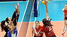 Ostravská bloka�ka Adéla Chládková sleduje útok spoluhrá�ky Agáty Laifrové.