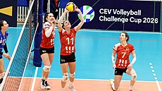 Volejbalistky TJ Ostrava Michaela Drozdová (vlevo) a Andrea �trbová sledují...