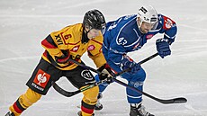 Jan Ková� ze Zugu v souboji s Isakem Hedqvistem z týmu Lulea.