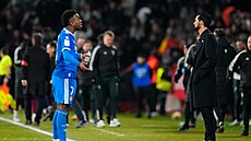 Vinicius Junior diskutuje s trenérem Alvarem Arbeloou.