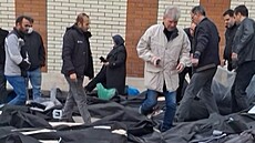 Záb�ry z videa �í�eného na sociálních sítích ukazují Íránce hledající mezi t�ly...