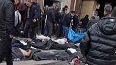 Záb�ry z videa �í�eného na sociálních sítích ukazují Íránce hledající mezi t�ly...