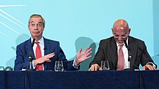 Britský exministr financí Nadhim Zahawi (vpravo) p�e�el k protiimigra�ní stran�...