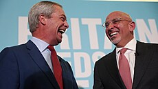 Britský exministr financí Nadhim Zahawi (vpravo) p�e�el k protiimigra�ní stran�...