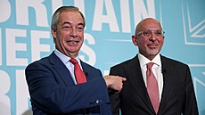 Britský exministr financí Nadhim Zahawi (vpravo) p�e�el k protiimigra�ní stran�...