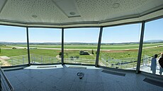 Z místnosti �ízení letového provozu je perfektní výhled  na plochu leti�t�. Na...