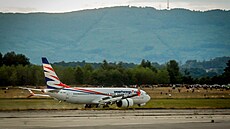 P�ílet prvního letadla s turisty sledovaly kolem leti�t� tisíce lidí.