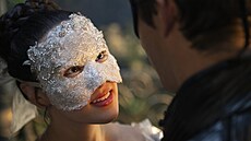 Yerin Ha a Luke Thompson v seriálu Bridgertonovi (2026)