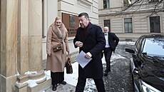 P�edseda SPD Tomio Okamura p�i p�íchodu na koali�ní jednání