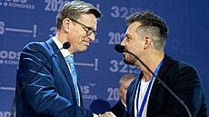 Nový p�edseda ODS Martin Kupka p�ijímá gratulaci od Radima Ivana, kterého...