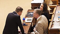 P�edseda SPD Tomio Okamura a poslanec Motorist� Filip Turek p�ed hlasováním o...