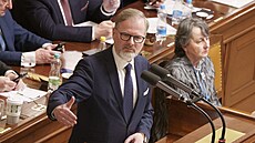Bývalý premiér a p�edseda ODS Petr Fiala ve Sn�movn� p�ed hlasováním o d�v��e...