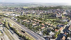 �estihektarová plocha mezi zámkem a �elezni�ní tratí v Bu�ovicích na Vy�kovsku...