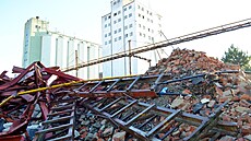 Ve Vy�kov� probíhá demolice bývalého zem�d�lském podniku Lukrom, místo n�ho�...