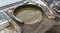 Protr�ená jímka na Znojemsku, z ní� unikly tisíce metr� krychlových kejdy do...