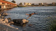 Lidé se za soumraku koupají v �ece Eufrat poblí� syrského m�sta Rakka. (3....
