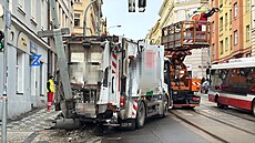 Nákladní vozidlo strhlo v Seifertov� ulici v Praze tramvajovou trolej. (14....