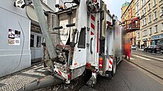 Nákladní vozidlo strhlo v Seifertov� ulici v Praze tramvajovou trolej. (14....